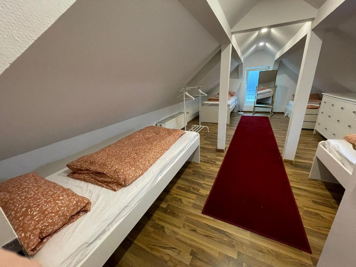 120qm - 5 - 2 Bathrooms - Kitchen- Free Parking - Fast Wifi - Yiha Apartment Hannover