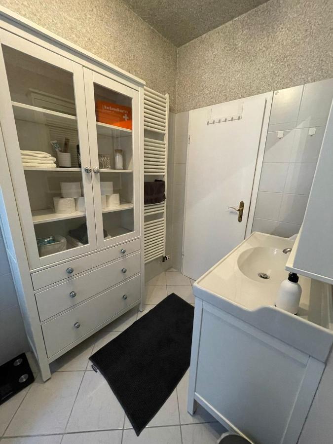 120qm - 5 - 2 Bathrooms - Kitchen- Free Parking - Fast Wifi - Yiha Apartment Hannover
