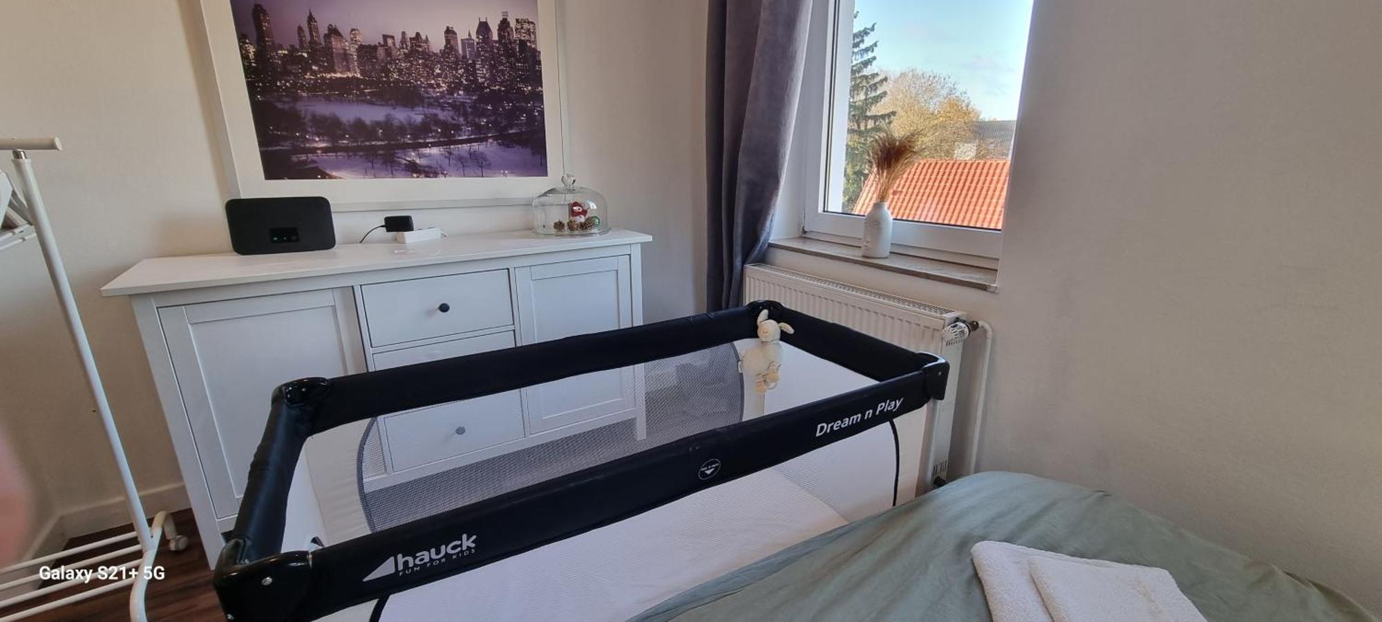 120qm - 5 - 2 Bathrooms - Kitchen- Free Parking - Fast Wifi - Yiha Apartment Hannover
