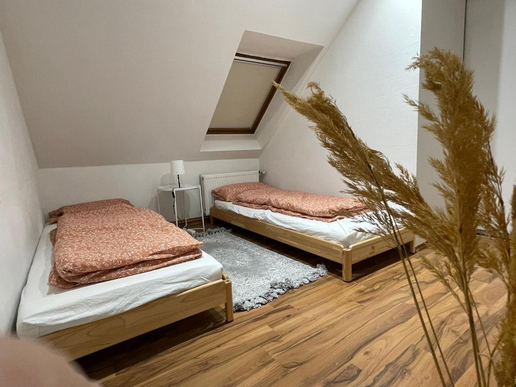 Apartment 120qm - 5 - 2 Bathrooms - Kitchen- Free Parking - Fast Wifi - Yiha Hannover